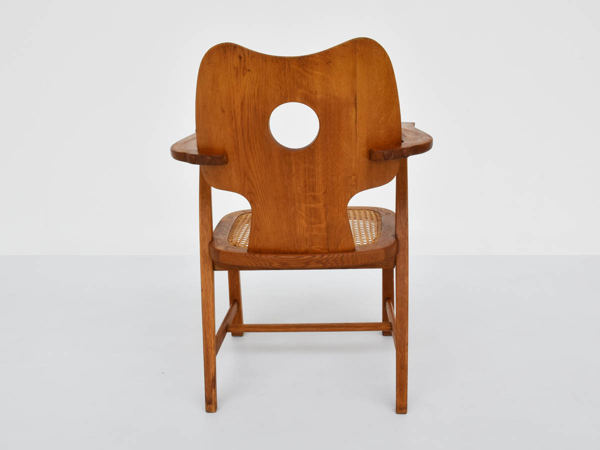 Französischer Stuhl mit Armlehnen aus massivem geschnitztem Holz und Wiener Geflecht