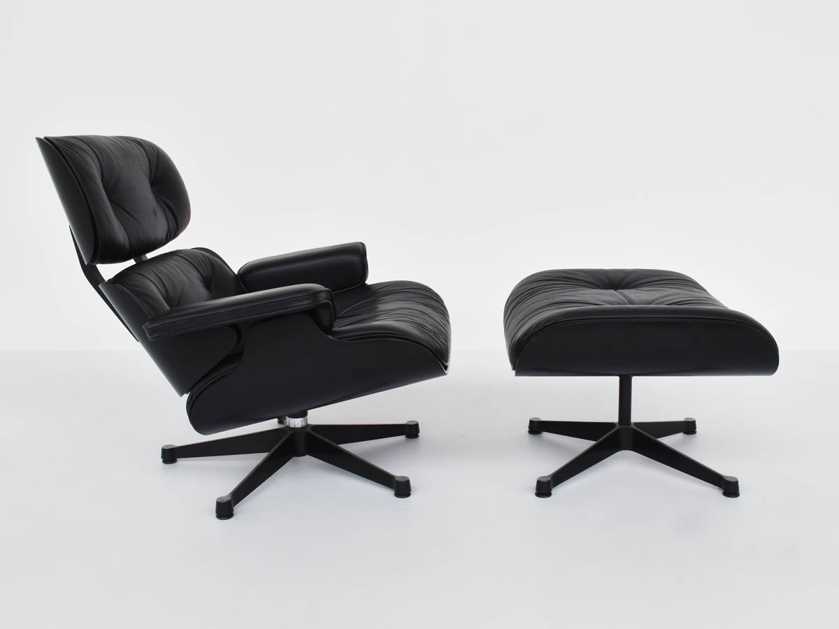 Sessel 670 und Ottomane 671, Version All-Black