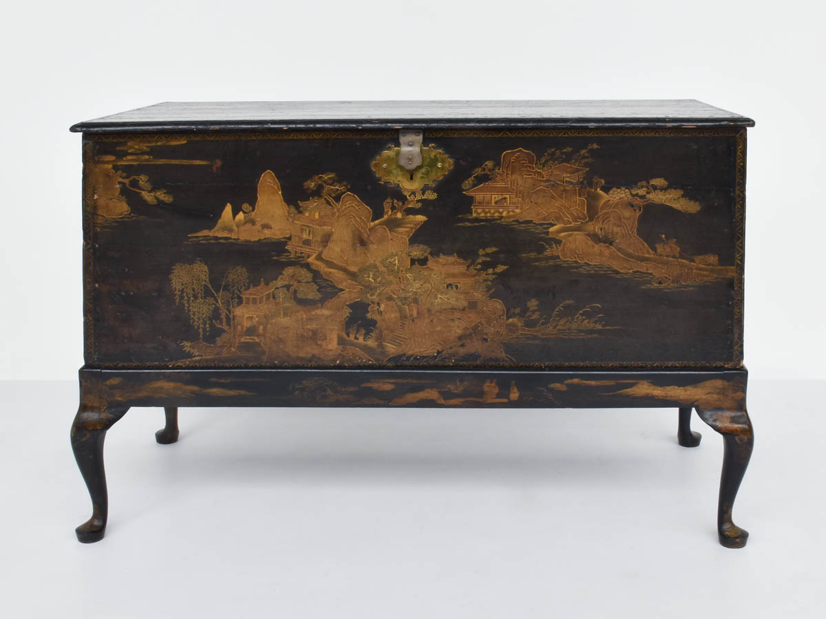 Chinoserie, large gold-painted case, 18th Century