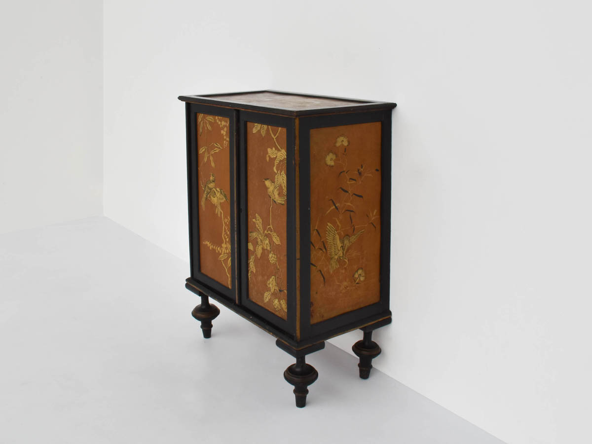 Chinoserie, petit cabinet peint en or et bronze